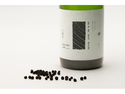 植物の葉を食べた昆虫の糞から生まれる神秘のお茶「虫秘茶」とコラボレーション。桜の香りが広がる Sake「SECRET SPRING」、haccobaより3月7日発売。