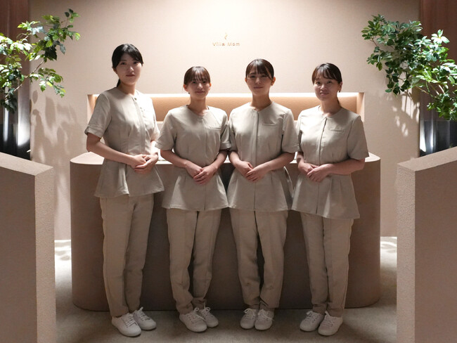 美容医療向けスクラブ「AORE」｜産後ケアホテル「Villa Mom 東京・有明」のベビーケアスタッフのユニフォームとして採用。