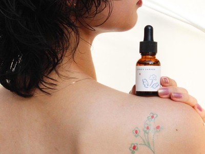 バスソルトブランド「NEHANTOKYO」がタトゥーシールブランド「opnner」とコラボしたお風呂用アロマオイルを発売。