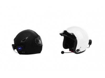 走行中に耳を塞がないIPX6防水対応。ヘルメットが強力な革新ウファースピーカーに