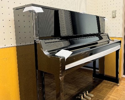 高橋隆史様より、アップライトピアノ35台の寄贈