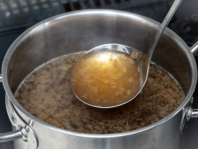 「つなぎコハク玉ねぎ」を使った赤坂四川飯店の「極上ふかひれスープ」と、１袋に１キロ以上の玉ねぎが入った「本格オニオンスープ」が完成しました