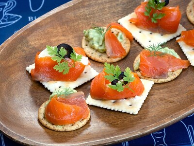 規格変更による大量在庫処分で「本格スモークサーモン」が特別価格。これからの季節の食卓を彩る一品です。