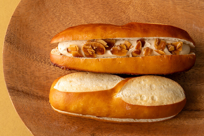 広島のドイツパン専門店Mehlから「沖縄黒糖のブッターシュタンゲン」登場。奥深い甘みの黒糖クリームを挟んだブレッツエルです。