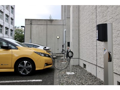 ユビ電、多摩美術大学八王子キャンパスにWeCharge充電設備を設置、ワークプレイスチャージング「おしごと充電」を開始
