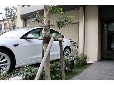 国内初、賃貸マンションの全駐車場にWeCharge導入、EV充電サービス開始