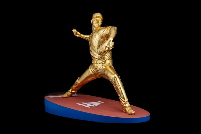 大谷翔平 金箔名前入り 大谷翔平選手の等身大の黄金ピッチャー像が初お披露目 金箔1,450枚使用