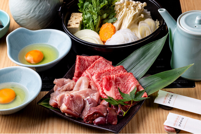 【水たき料亭 博多華味鳥】銀座二丁目店限定　A５ランク国産黒毛和牛ロースと九州産「華味鳥」を堪能できる「華味鳥すき焼き」が新登場！銀座で生ビールが1杯 100円で楽しめる「生ビール祭り」も開催中！