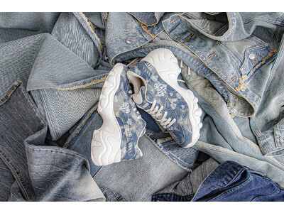 atmos pinkから、大胆なウェッジソールが魅力のPUMA人気モデル 「PULSAR WEDGE」 のデニム素材を使用したコラボデザインが6/2(fri)に登場!!