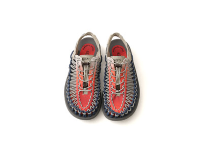 「atmos」が「KEEN」を代表するモデル『UNEEK』の別注デザイン”Akafuji“を発売