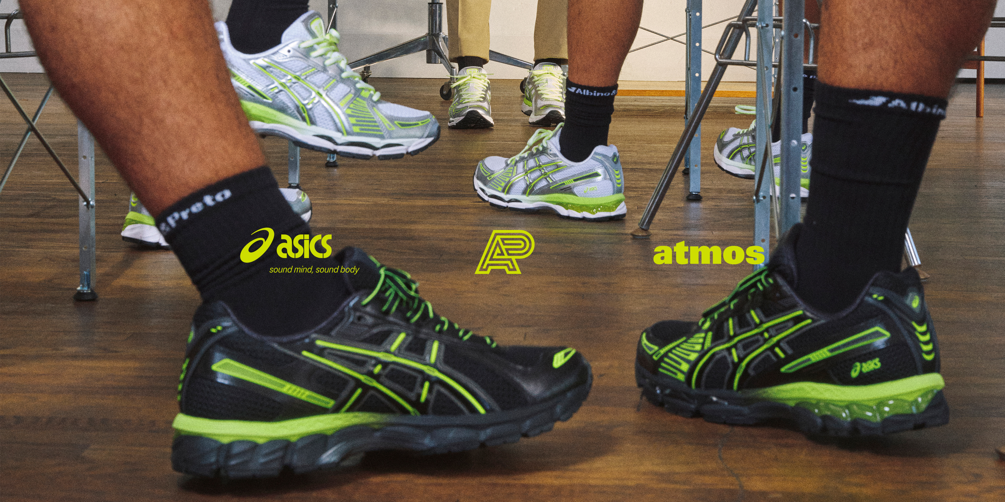 「atmos」と「Albino & Preto」がタッグを組んだ「ASICS …