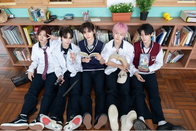 【ABEMA】脱落&帰宅なしのタイムスリップ生活がスタート!|SM ENTERTAINMENT所属の男子練習生で構成されたチーム“SMTR25”初のバラエティ番組『応答せよ!僕らのハイスクール』第1話