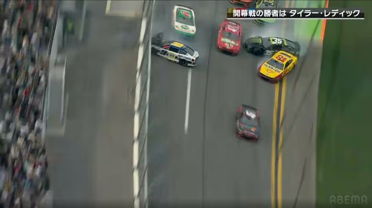 チェッカー寸前に上位陣が“ほぼ全滅”の多重クラッシュ「全員事故…