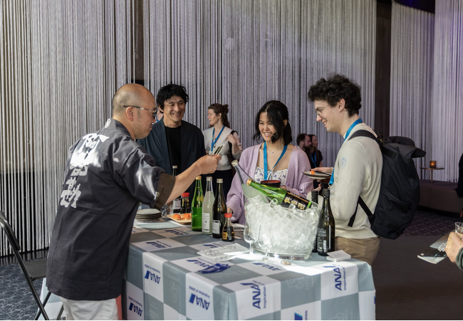 Kaku-Uchi（角打ち）は世界の文化へ。スウェーデンで日本酒の角打ちイベントを開催。地酒を求め、郊外エリアに220人が集まる。