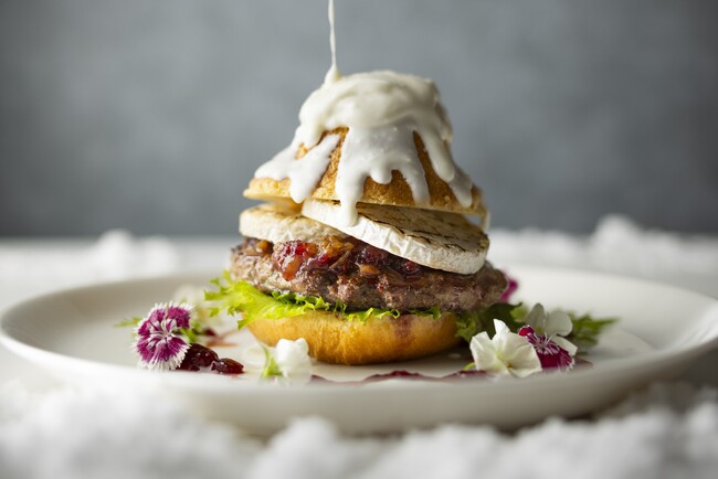 富士マリオットホテル山中湖　冬の富士山を味わう、甘酸っぱく華やかなバーガー「リンゴンベリーの雪富士バーガー」発売