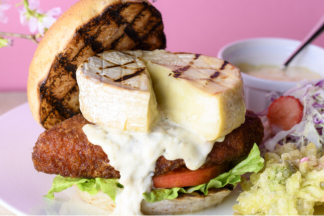 【コートヤード・バイ・マリオット白馬】「安曇野わさび薫る 白馬豚カツ×カマンベールバーガー白馬そだちのイチゴと2種のキャベツのサラダ」を発売