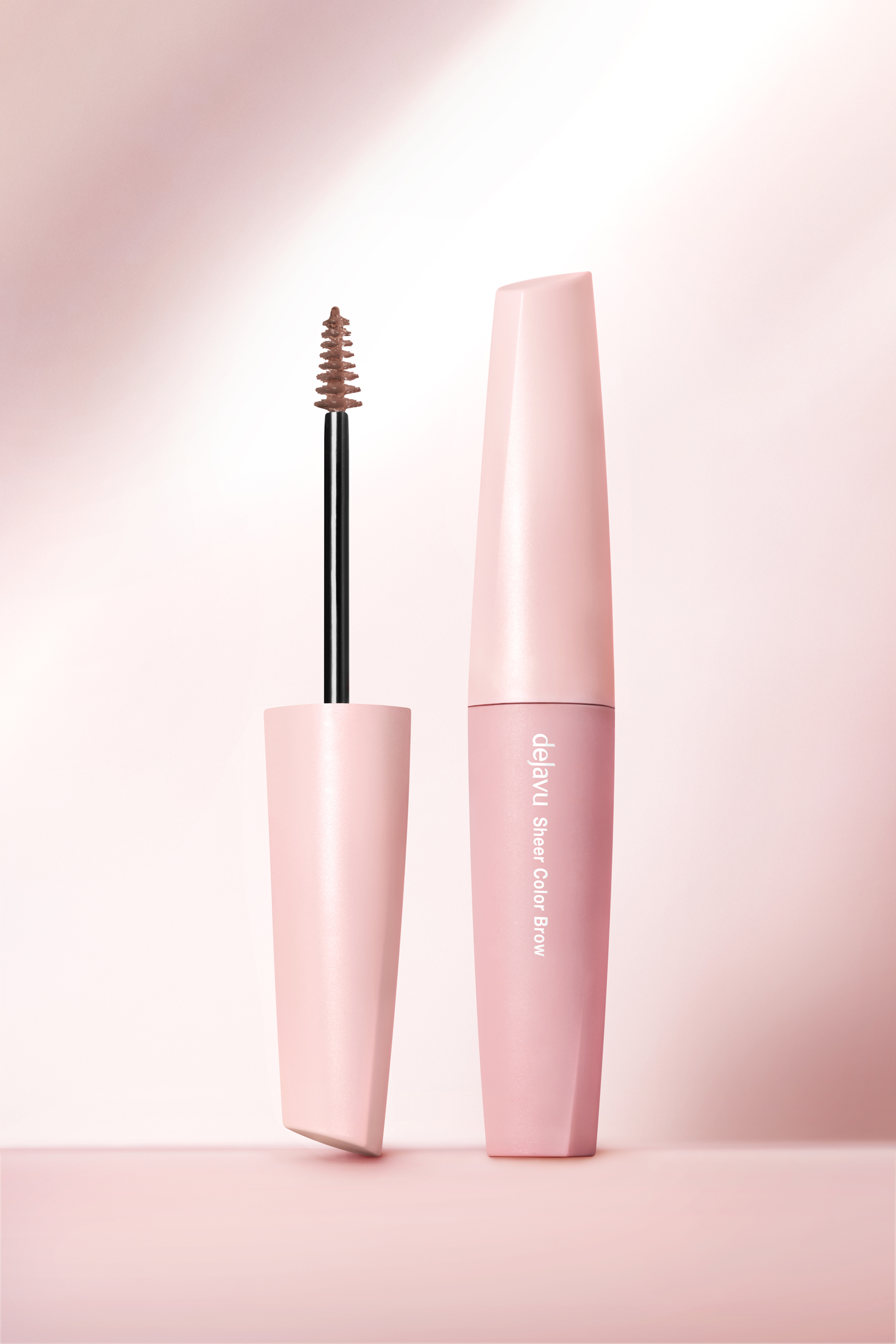 デジャヴュから、‟究極のナチュラル眉”を叶える、新眉マスカラが誕生！水彩絵の具のようにシアーな色づきと、パサつかないしっとり質感を実現した「シアーカラーブロウ」。