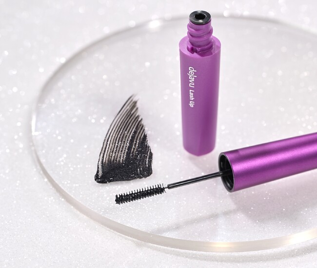 デジャヴュ「塗るつけまつげ」自まつげ際立てタイプから、冬限定色「スパークルブラック」を発売!まつげを際立てながら、透明感のある黒にシルバーパールがきらめく、ホリデーシーズン仕様の特別なブラック。