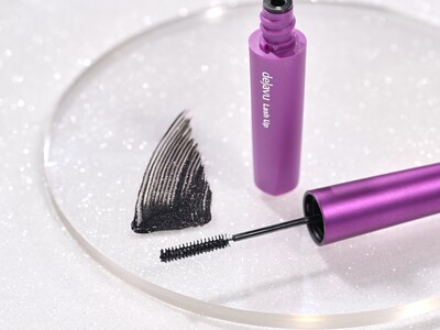 デジャヴュ「塗るつけまつげ」自まつげ際立てタイプから、冬限定色「スパークルブラック」を発売！まつげを際立てながら、透明感のある黒にシルバーパールがきらめく、ホリデーシーズン仕様の特別なブラック。