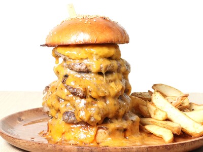 「夏×ギルティフード」高さはなんと15cm！！10段重ねの「GUILTY WAGYU SMASHBURG...