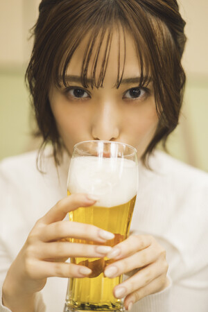 プレスリリース「夏吉ゆうこ初の写真集から、お酒を嗜む新たな先行カットが解禁！」のイメージ画像