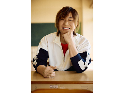 早くもランキング上位に躍り出た人気声優・谷山紀章の50歳を記念した写真集から、元陸上部らしく躍動する先行カットを公開！