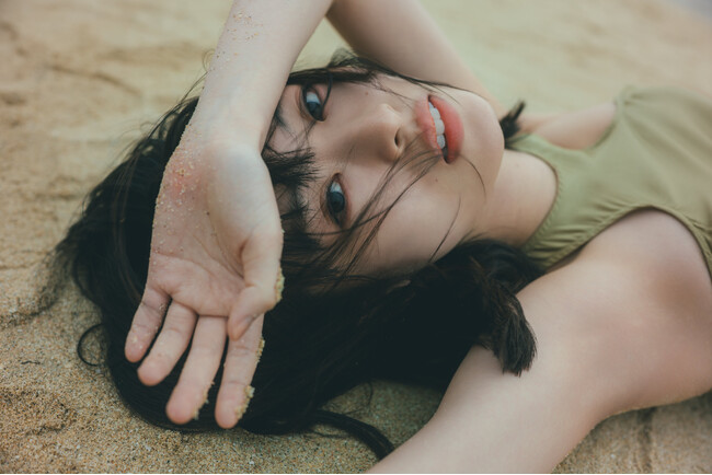 プレスリリース「女優・井本彩花の2nd写真集が発売決定！ 冬の沖縄で見せた、成長した姿と美しさの真骨頂。「“最高傑作”になっていると思います」」のイメージ画像