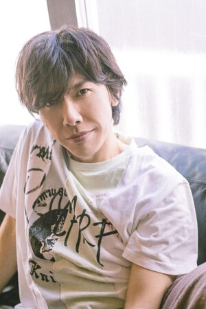 プレスリリース「人気声優・佐藤拓也がデビュー20周年イヤー突入を記念した写真集をリリース！ 上京当時を思い出すノスタルジックな写真や故郷・宮城に錦を飾るショットも完全収録」のイメージ画像