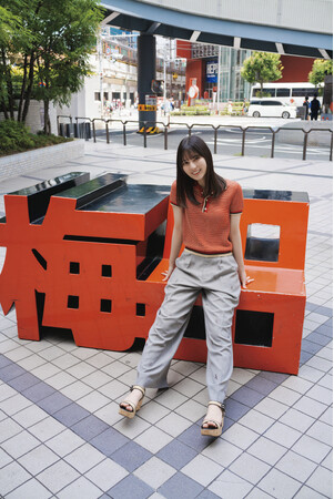 昨年の“こさかなと遊ぼう！”から1年。今年は故郷・大阪へ！ テーマは“こさかなと帰ろう！” 日向坂46・小坂菜緒が「B.L.T.10月号」の表紙巻頭に登場！