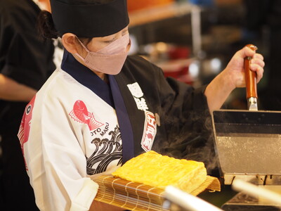 廻鮮江戸前すし魚魚丸1,800人の頂点は「勤続17年のパートナー」。人手不足の時代に「働きやすさ」と「技術継承」を目指し、誰もが主役になれるエンタメ回転寿司の舞台を創り出す。