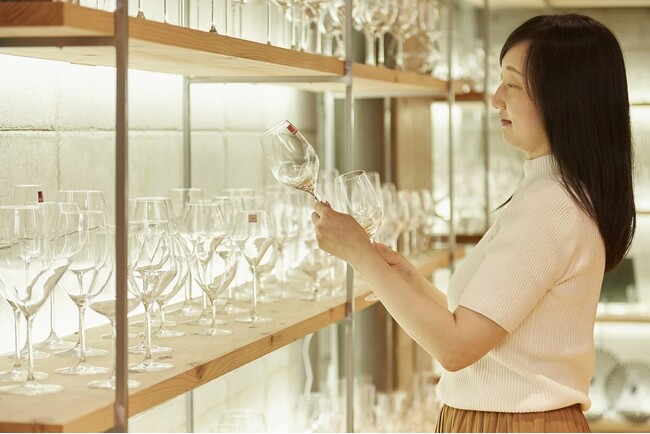 「世界基準のグラス2,000種」でお酒の“味パ”を比較体験！？激減するガラス工場と酒類業界の課題解決を目指す体験型ラボが、6月1日、大阪ガラス発祥の地・南森町にリニューアルオープン