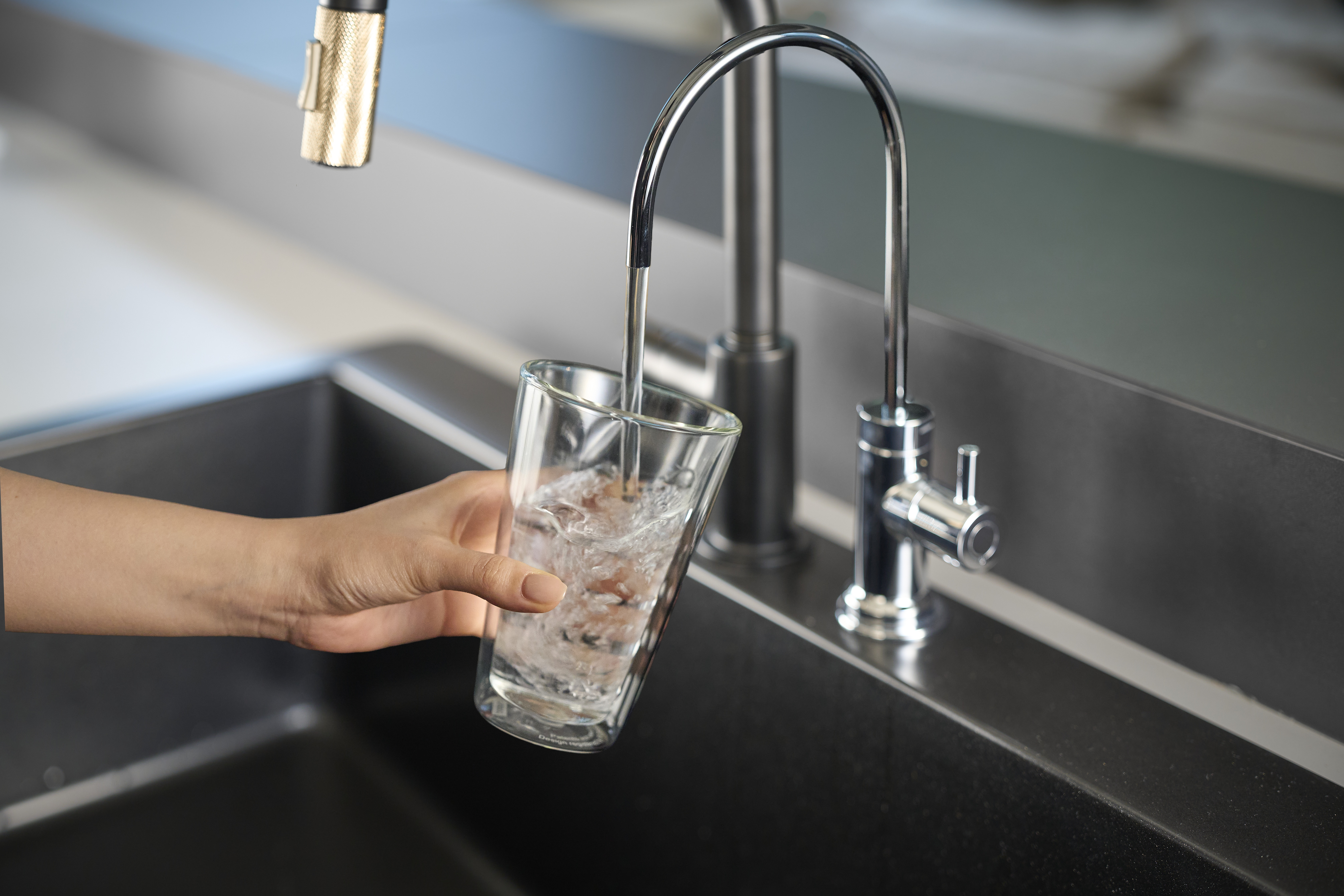 全国調査で4人に1人が「水の安全性に不安」｜PFAS検査義務化で高まる水への関心