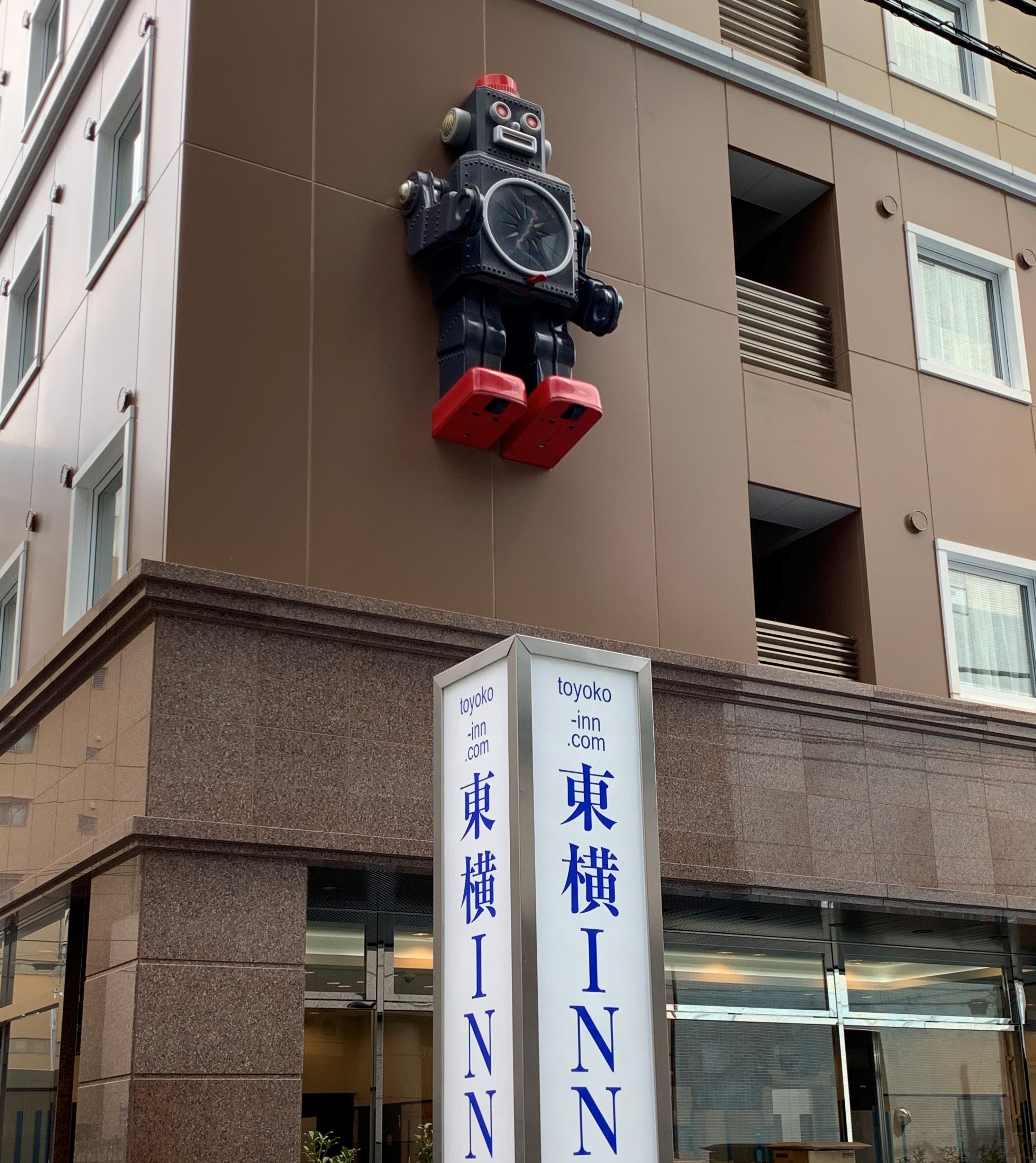 おもちゃの街 蔵前 に 映える 巨大なブリキロボットのモニュメントが出現 おもちゃの街 蔵前 に 映える 巨大なブリキロボットのモニュメントが出現 株式会社増田屋コーポレーション 10 15 享保９年 1724年 に創業し ラジコン 登録