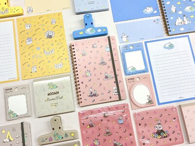 大人も持ちやすいさりげないムーミン柄。初夏を爽やかに彩る新作文房具＆雑貨コレクションが日本ホールマークから発売