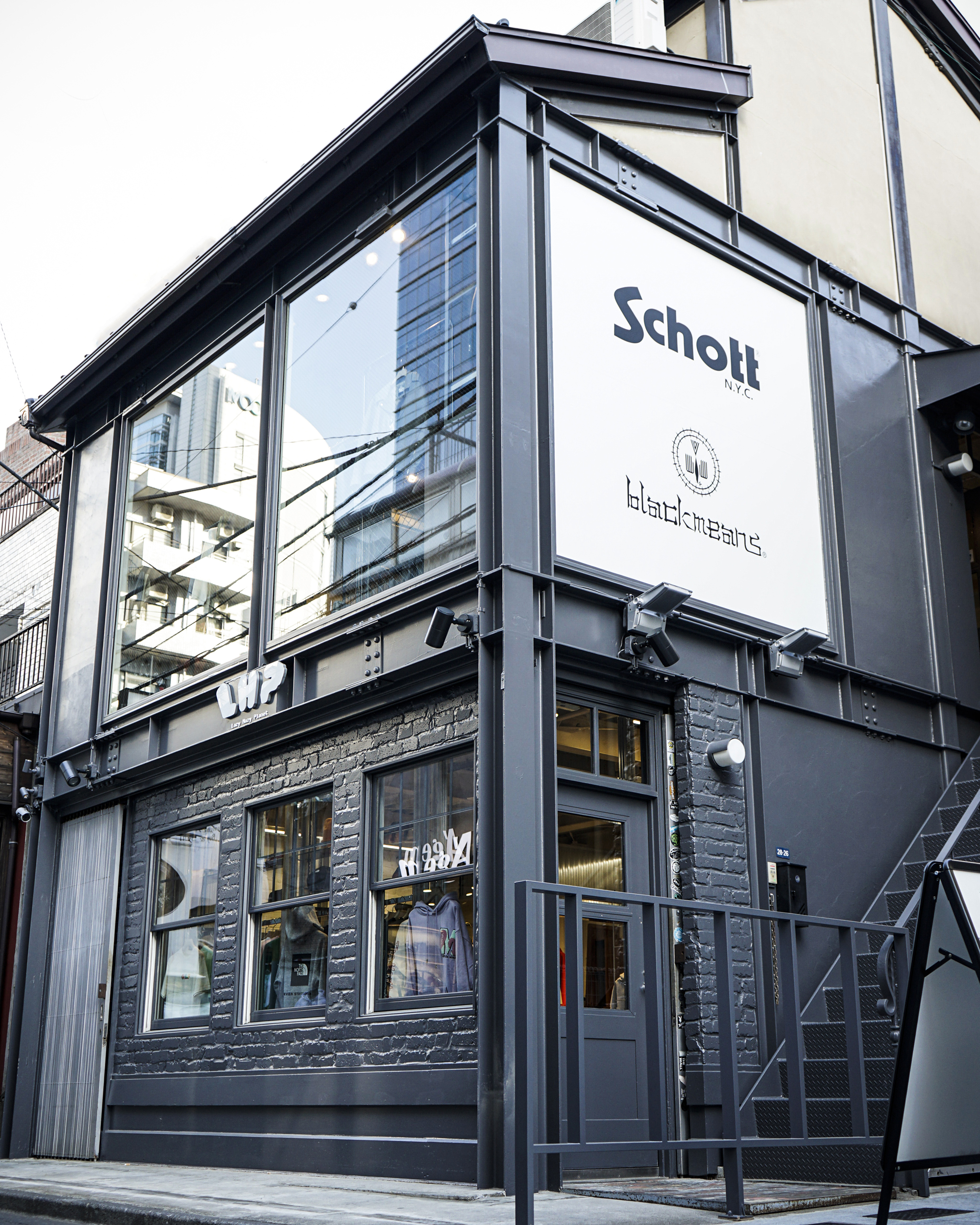 新たにオープンする「LHP裏原宿店」にてハンドジェルやルームミストなどを展開するライフスタイルブランド「GLAD HAND APOTHECARY」が販売開始。