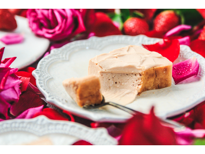 toroaより、北海道チーズが濃厚。バラとベリーが鮮やかな「朝摘みのバラ香る とろ生ローズベリーチーズケーキ」発売。ホリデーシーズンを彩るリッチな味わい