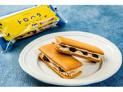 ラムレーズン好きが歓喜する。ファミリーマート「ラムレーズン」フェアでtoroaのトロバタラムレーズンサンド発売。サクほろクッキーで北海道クリームチーズ使用キャラメルバタークリームとラムレーズンをサンド