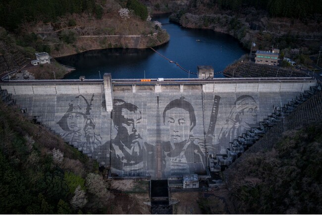 今年30周年を迎えた松田川ダムをキャンバスに描く巨大な『侍』の洗浄ダム…