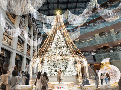 【約4万球のLEDが光り輝く、笑顔が集うクリスマス空間が出現】全高約15m、光のヴェールに包まれたホワイトクリスマスツリーが登場「ＷＨＩＴＥ　ＫＩＴＴＥ」開催