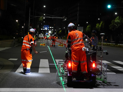 「DNP高視認性パターンライト」を路面のガイドラインの施工へ活用