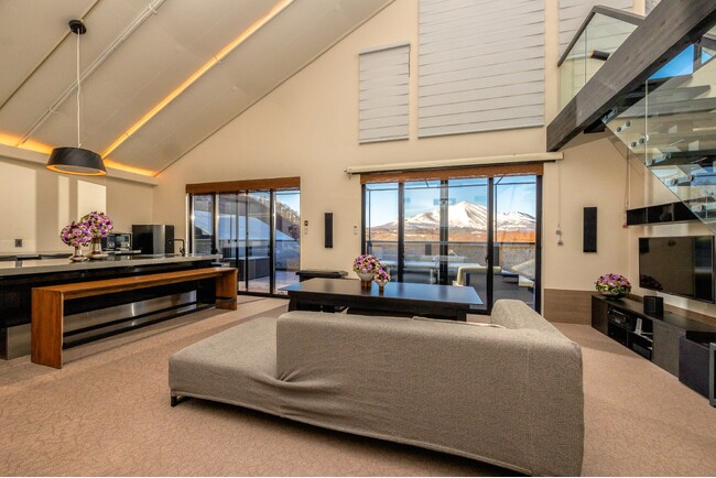 プレスリリース「「Nicolai Bergmann Flowers & Design」が彩る「あさま空山望」 開業5周年1棟限定のコラボレーションルームを4月28日（火）より提供開始」のイメージ画像