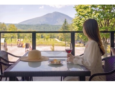浅間山ビューの特等席で涼む「森のワインテラス」　北軽井沢の絶景ヴィラリゾート「あさま空山望」にて7月限定開催　避暑のひとときを愛犬と楽しむ高原の4日間限定イベント
