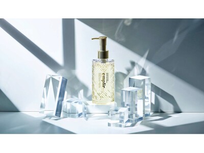 毎日ひと塗りでツヤを更新。うるおい持続シャンプー「アンプリール」からトリートメント前に使う髪の美容液「シャインブースト ヘアエッセンス」が登場