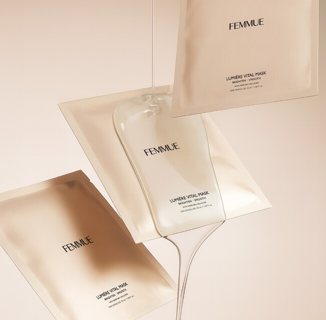 光に包まれる。内側から輝くなめらかな肌へ導く、FEMMUE〈ファミュ〉ルミエールラインのシートマスクがリニューアル発売。