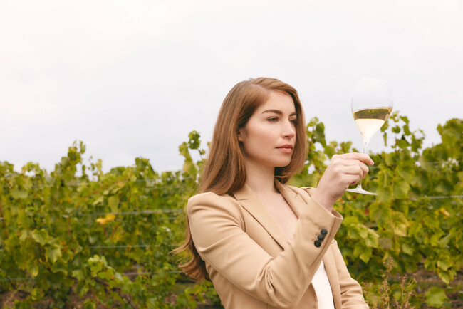 メゾン ルイナールの新最高醸造責任者にカロリーヌ・フィオが着任