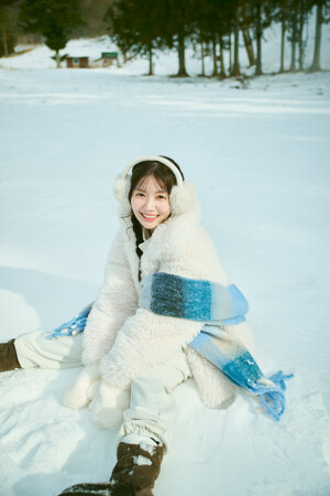 Z世代の間で話題の“歩くプリクラ”実熊瑠琉、初のフォトスタイルブックを発売！雪景色の温泉街で見せた「彼女感あふれる素顔」に注目