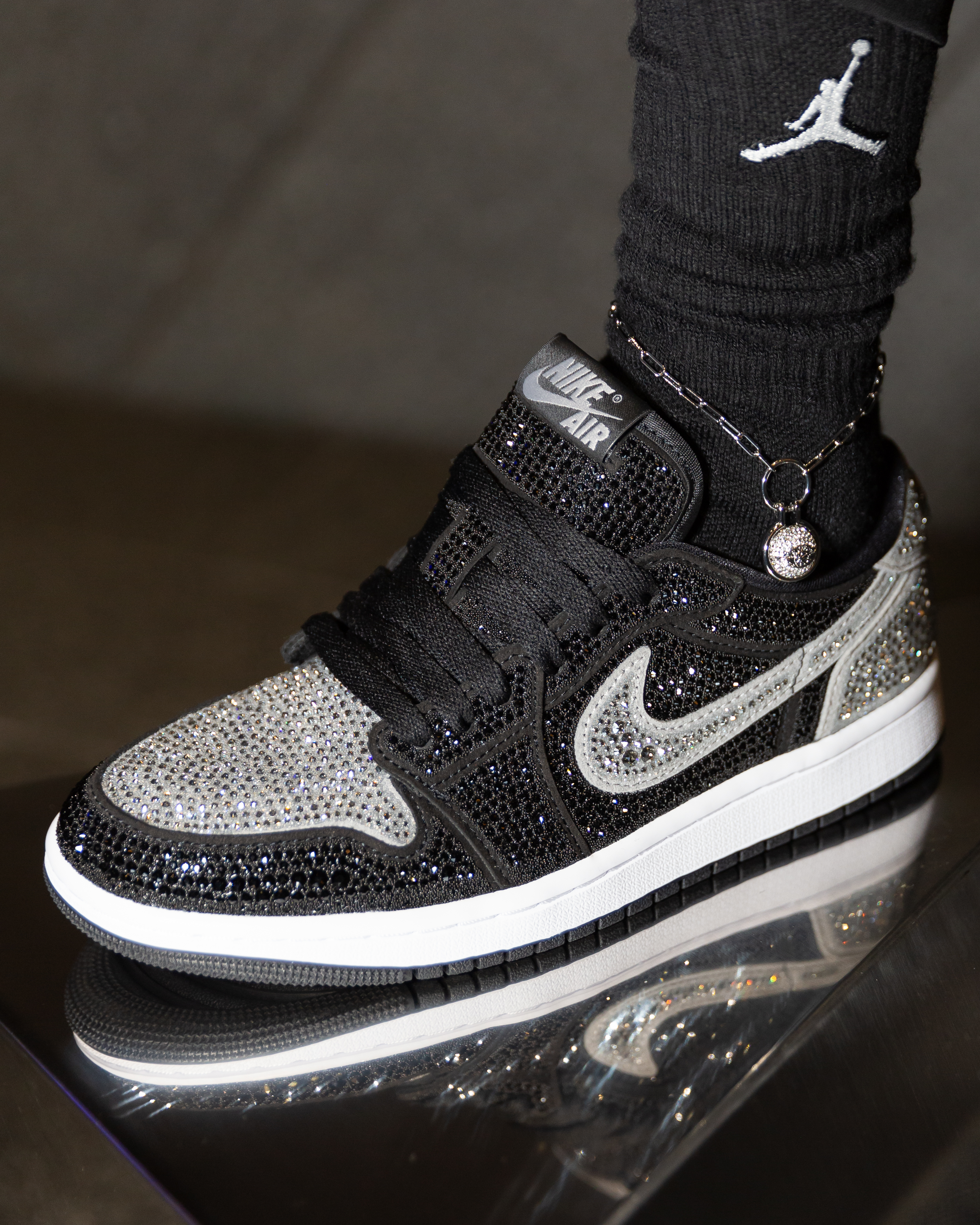 Jordan Brand × Swarovski ─ 輝きの新境地へ ウィメンズ エア ジョーダン 1 LOW OG Swarovski(R) クリスタル仕様