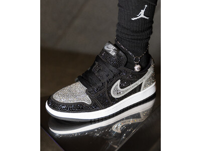 Jordan Brand × Swarovski ─ 輝きの新境地へ ウィメンズ エア ジョーダン 1 LOW OG Swarovski(R) クリスタル仕様