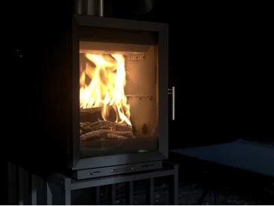 国産薪ストーブブランド「FIREGRAPHIX」が、世界初の自動供給システムを搭載したポータブルペレットストーブを発表