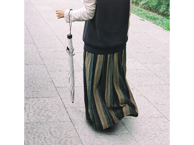 折りたたみ傘なのにたたまなくていい？お客様の声から誕生した新発想の晴雨兼用傘「hands＋　たたまずに持ち運べる傘」発売